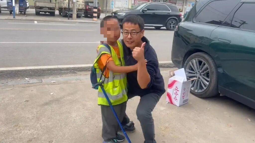 湖北一男子辭掉月薪2萬(wàn)元工作<strong></p>
<p>西鳳酒
</strong>，帶9歲兒子徒步千里，計(jì)劃60天走到山東……原因讓人淚目:西鳳酒
