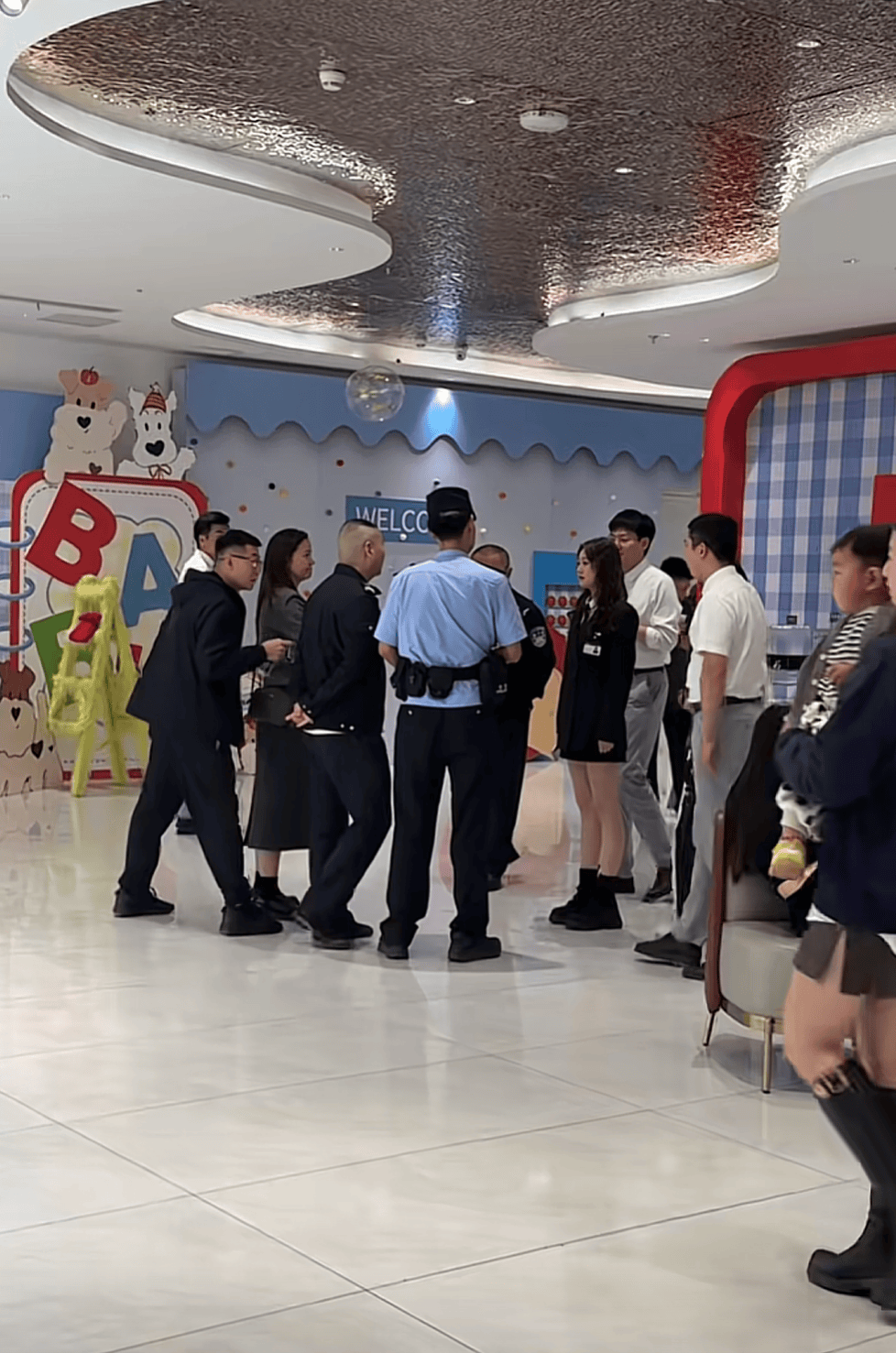 被網(wǎng)友莫名辱罵“上趕著當(dāng)后媽”，江蘇女子一年后“闖”對(duì)方婚禮要求道歉？當(dāng)事人發(fā)聲:西鳳酒
