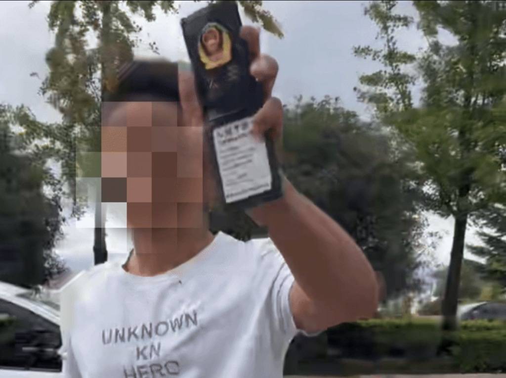 云南一男子駕車(chē)別停他人車(chē)輛后“亮警察證”，涉嫌非法持有、使用警用標(biāo)志被行拘:西鳳酒
