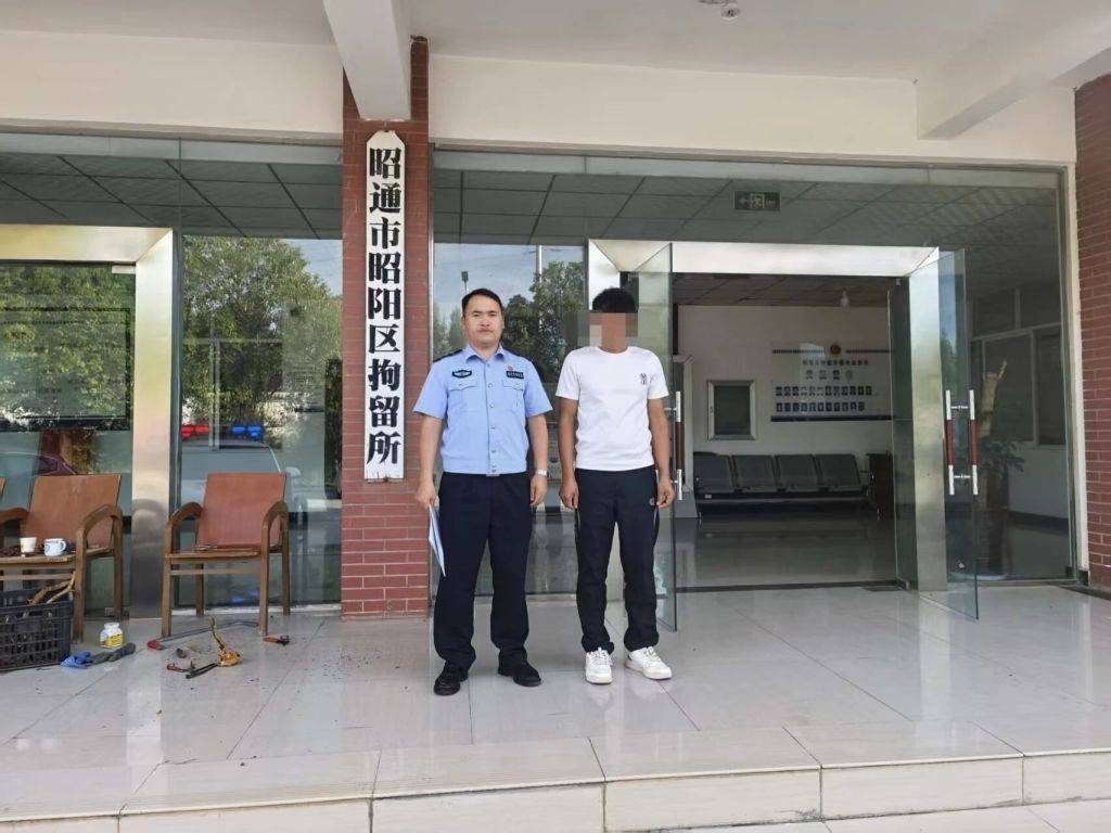 云南一男子駕車(chē)別停他人車(chē)輛后“亮警察證”<strong></p>
<p>西鳳酒
</strong>，涉嫌非法持有、使用警用標(biāo)志被行拘:西鳳酒
