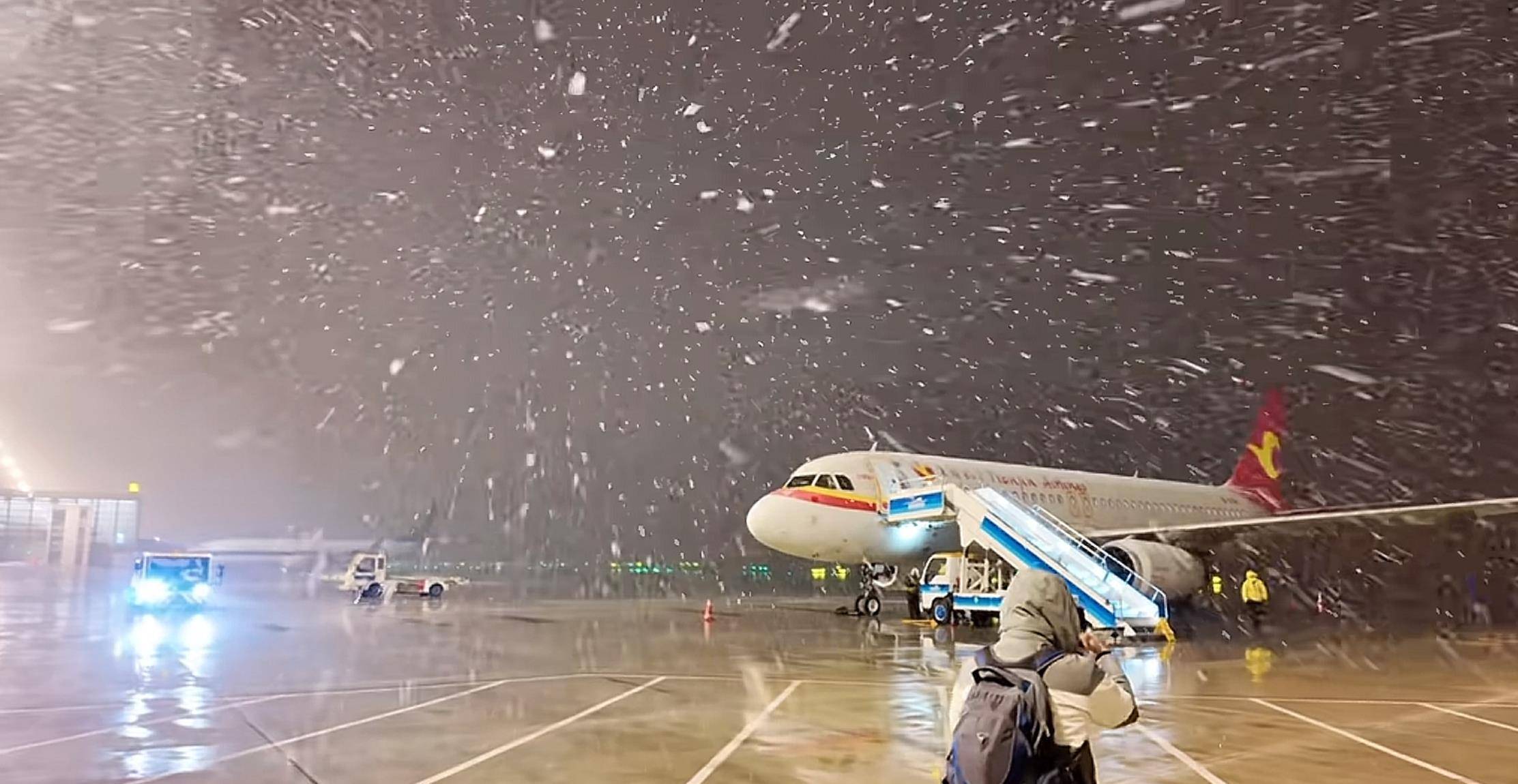 北方多地迎來(lái)第一場(chǎng)雪，黑龍江局地已出現(xiàn)暴雪，積雪深5厘米，氣象專(zhuān)家稱(chēng)今年初雪略提前:西鳳酒
