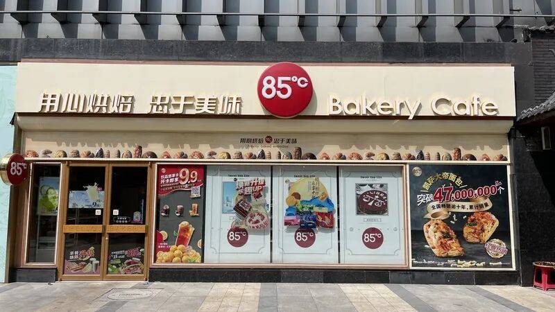 1年關(guān)閉超80家門店！曾火到擠不進(jìn)，知名品牌回應(yīng):西鳳酒
