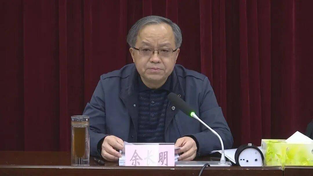 重慶通報：余長明<strong></p>
<p>西鳳酒
</strong>，六大紀(jì)律全違反:西鳳酒
