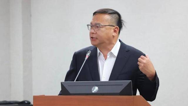 《沒(méi)出息》在兩岸爆紅，綠營(yíng)民代又喊“統(tǒng)戰(zhàn)”，臺(tái)媒：井底之蛙、自曝其短:西鳳酒
