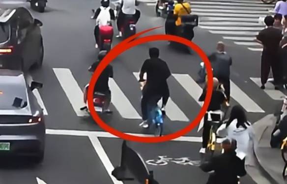 看著都疼<strong></p>
<p>西鳳酒
</strong>！上海街頭一男子突然求助：10歲女兒被死死卡住！這個行為太危險→:西鳳酒
