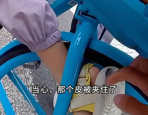 看著都疼<strong></p>
<p>西鳳酒
</strong>！上海街頭一男子突然求助：10歲女兒被死死卡住！這個行為太危險→:西鳳酒
