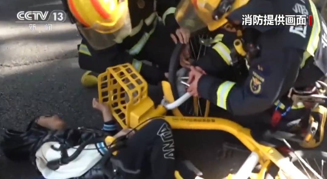 看著都疼<strong></p>
<p>西鳳酒
</strong>！上海街頭一男子突然求助：10歲女兒被死死卡?。∵@個行為太危險→:西鳳酒
