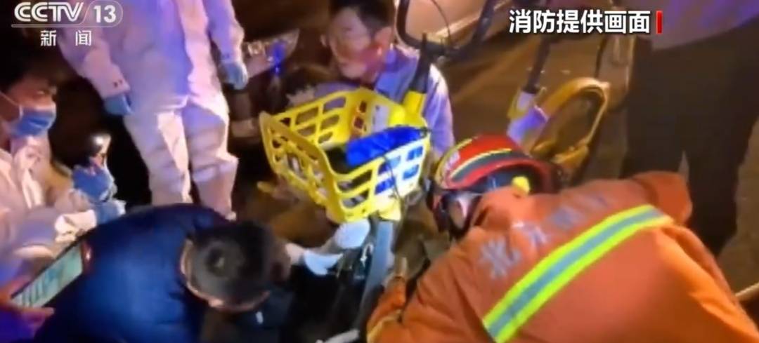 看著都疼<strong></p>
<p>西鳳酒
</strong>！上海街頭一男子突然求助：10歲女兒被死死卡??！這個行為太危險→:西鳳酒
