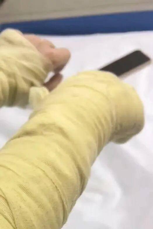湖南一女主播被偽裝的包裹炸傷<strong></p>
<p>西鳳酒
</strong>，永州公安：正在核實(shí)具體情況:西鳳酒
