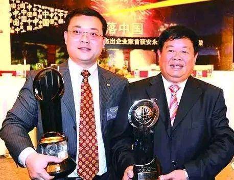 79歲“玻璃大王”曹德旺卸任福耀玻璃董事長，正式交棒長子曹暉:西鳳酒
