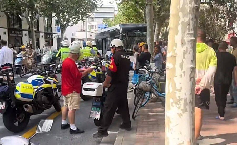 上海警方：葉某（男<strong></p>
<p>西鳳酒
</strong>，57歲）尋釁滋事，已被拘！:西鳳酒
