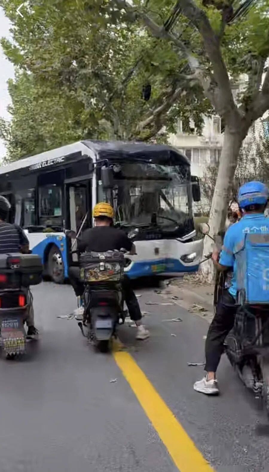 上海警方：葉某（男<strong></p>
<p>西鳳酒
</strong>，57歲）尋釁滋事，已被拘！:西鳳酒
