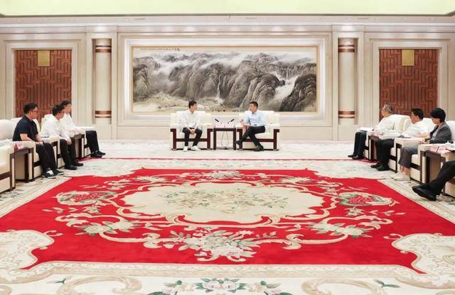 王興興回老家<strong></p>
<p>西鳳酒
</strong>，與市長暢談，還與市政府簽了戰(zhàn)略合作協(xié)議:西鳳酒
