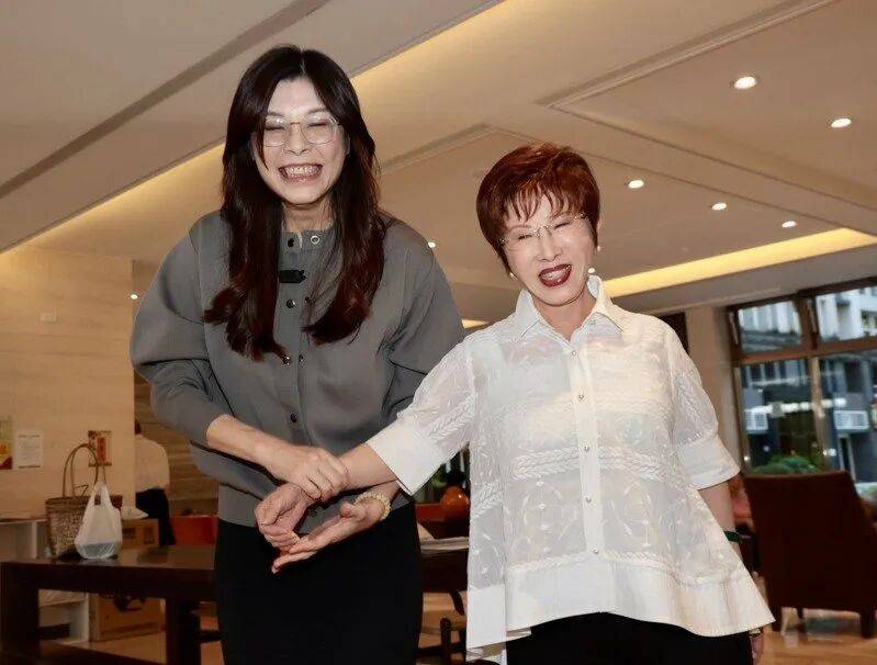 到底支持誰當(dāng)黨主席？當(dāng)著鄭麗文的面<strong></p>
<p>西鳳酒
</strong>，洪秀柱說出了自己的答案:西鳳酒
