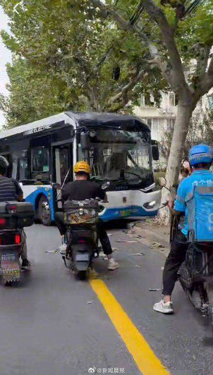 上海警方通報(bào)：男子故意多次急剎<strong></p>
<p>西鳳酒
</strong>，致公交車撞樹(shù)，兩名乘客受傷，行拘！:西鳳酒
