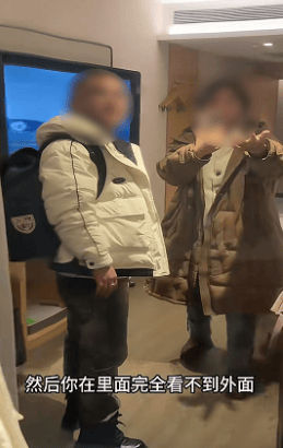 女子延吉住酒店發(fā)現(xiàn)落地窗室內(nèi)看不到外面<strong></p>
<p>西鳳酒
</strong>，室外高清觀看室內(nèi)？工作人員：是單向膜:西鳳酒
