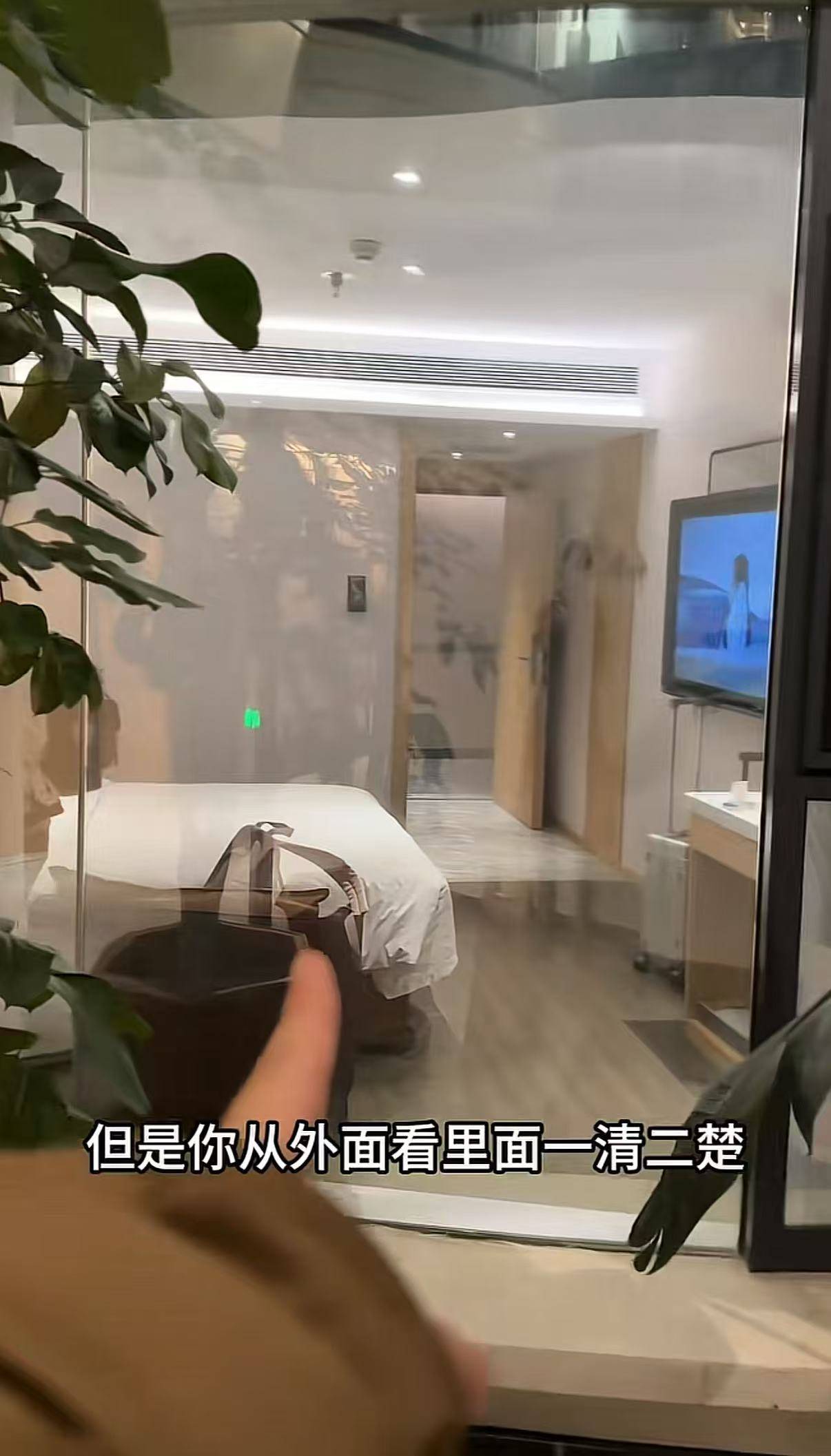 女子延吉住酒店發(fā)現(xiàn)落地窗室內(nèi)看不到外面<strong></p>
<p>西鳳酒
</strong>，室外高清觀看室內(nèi)？工作人員：是單向膜:西鳳酒
