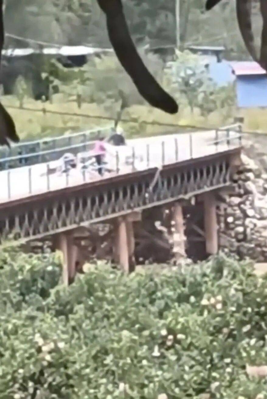 甘肅天水垃圾車往渭河傾倒垃圾<strong></p>
<p>西鳳酒
</strong>，村民稱河里漲水，大橋無(wú)監(jiān)控，鎮(zhèn)政府：正在調(diào)查處理:西鳳酒
