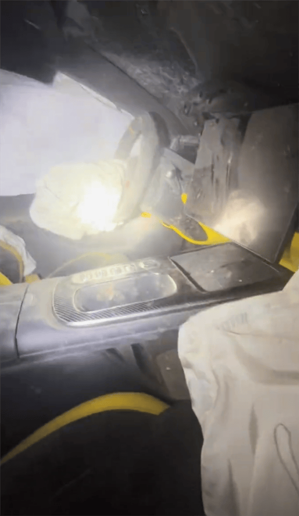 新疆一小米SU7 Ultra飛坡10多米翻滾多圈！車主發(fā)文：門能開<strong></p>
<p>西鳳酒
</strong>，沒起火:西鳳酒
