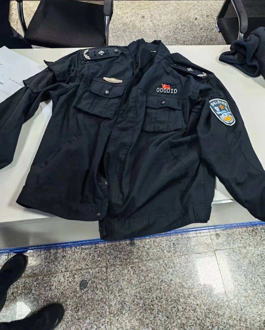 一男子身穿制服自稱“省廳領(lǐng)導(dǎo)”<strong></p>
<p>西鳳酒
</strong>，走進(jìn)派出所“指導(dǎo)工作”，警方：搜查到假警服，行政拘留！:西鳳酒
