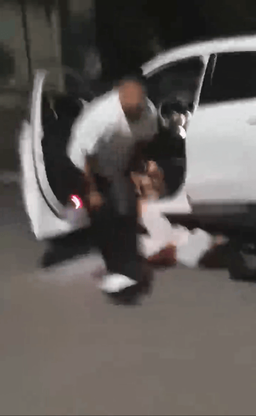 一男子凌晨聽到兩聲呼救，循聲發(fā)現(xiàn)一女子在奔馳車外被白衣男勒昏！受害者：是受朋友之托借錢給白衣男，凌晨被騙至偏僻處遭非禮！:西鳳酒
