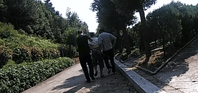 詭異！浙江男子獨(dú)自前往公墓<strong></p>
<p>西鳳酒
</strong>，偷偷塞了一大筆錢！民警順藤摸瓜還搜出了假發(fā)、人臉面具……:西鳳酒
