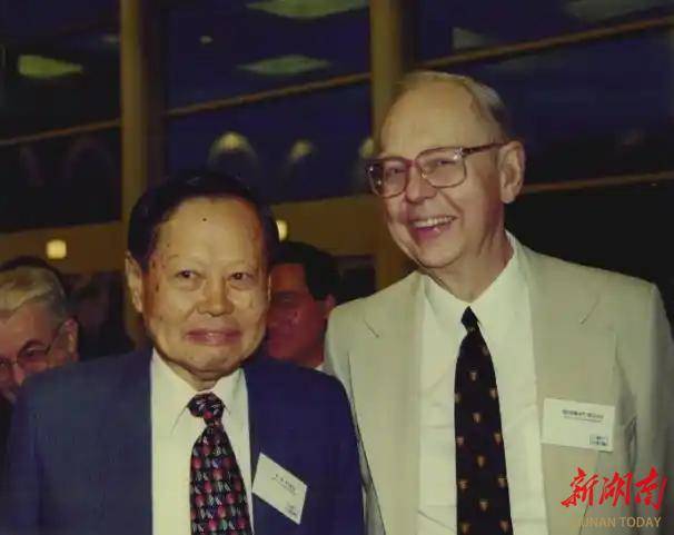 當(dāng)年回國接受毛主席會見后<strong></p>
<p>西鳳酒
</strong>，楊振寧來到了湖南:西鳳酒
