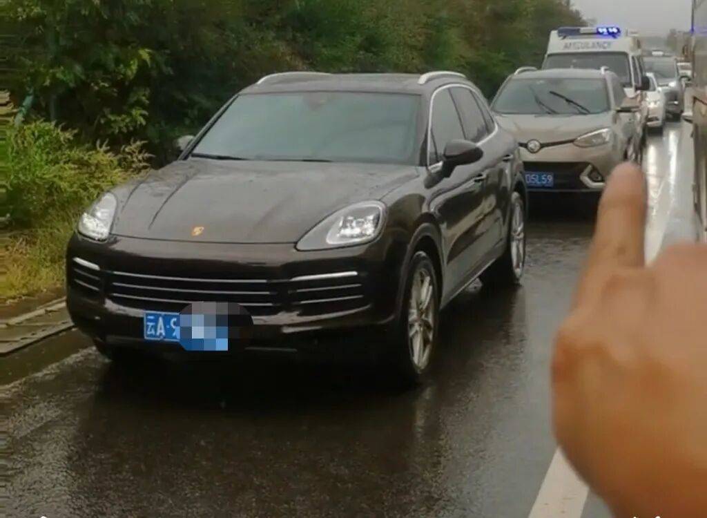 “18輛車占用高速應(yīng)急車道<strong></p>
<p>西鳳酒
</strong>，致救護車受阻”，處罰來了:西鳳酒
