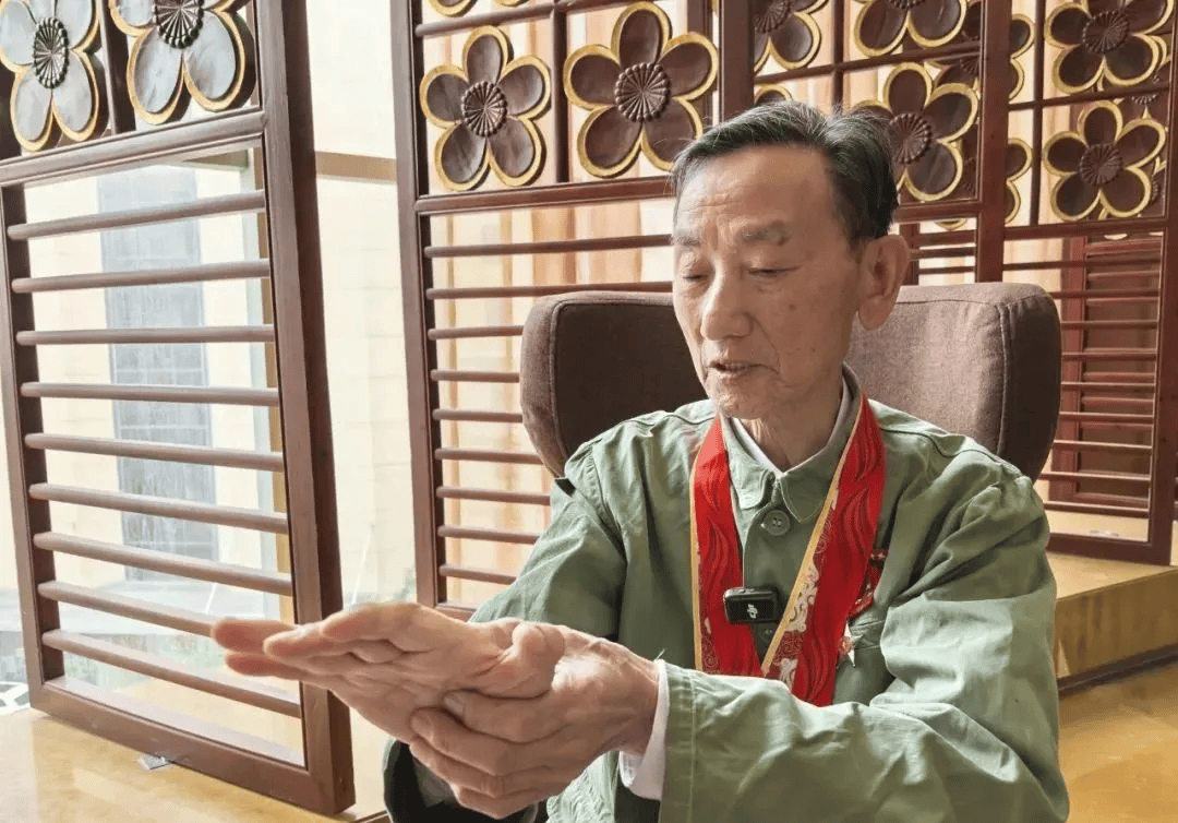 “老先生<strong></p>
<p>西鳳酒
</strong>，您把項鏈取下來再做CT”“你看是不是彈片”:西鳳酒
