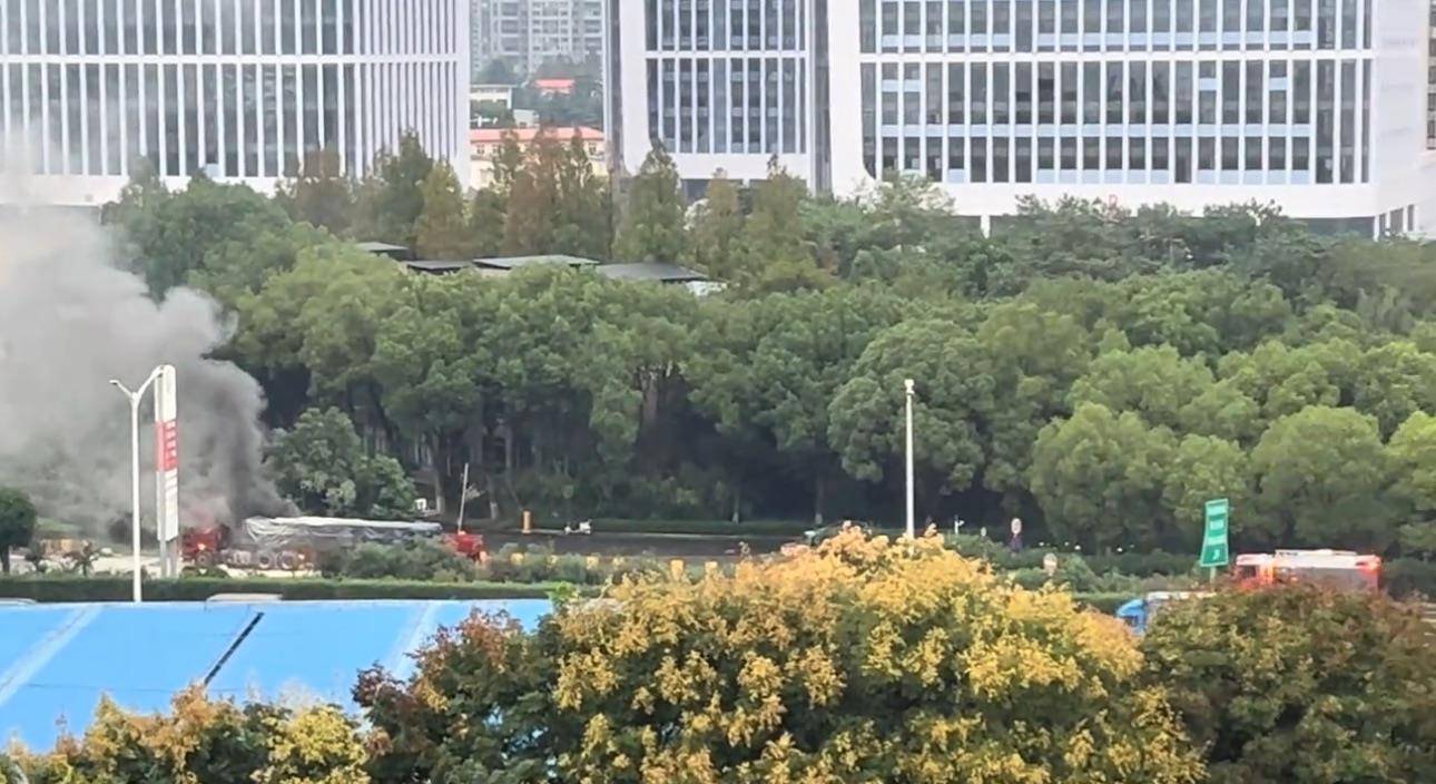 南京清晨突發(fā)巨響驚醒多位市民<strong></p>
<p>西鳳酒
</strong>，官方澄清不是爆炸：系貨車輪胎起火，已撲滅:西鳳酒
