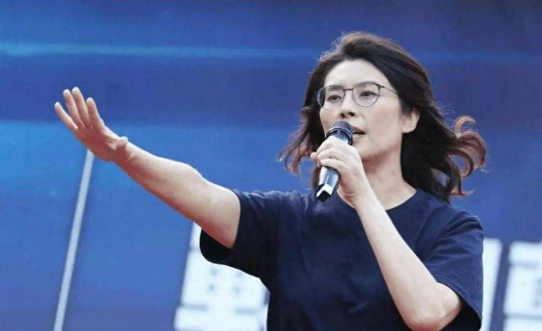 與鄭麗文交流，中國(guó)人的志氣、骨氣、底氣:西鳳酒
