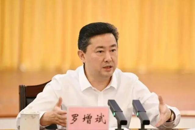 兩名近70歲中管干部被查；副部級(jí)干部王波被判死緩:西鳳酒
